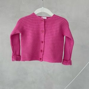 Il Gufo girls’ hot pink knitted cotton cardigan with button closure at front.
